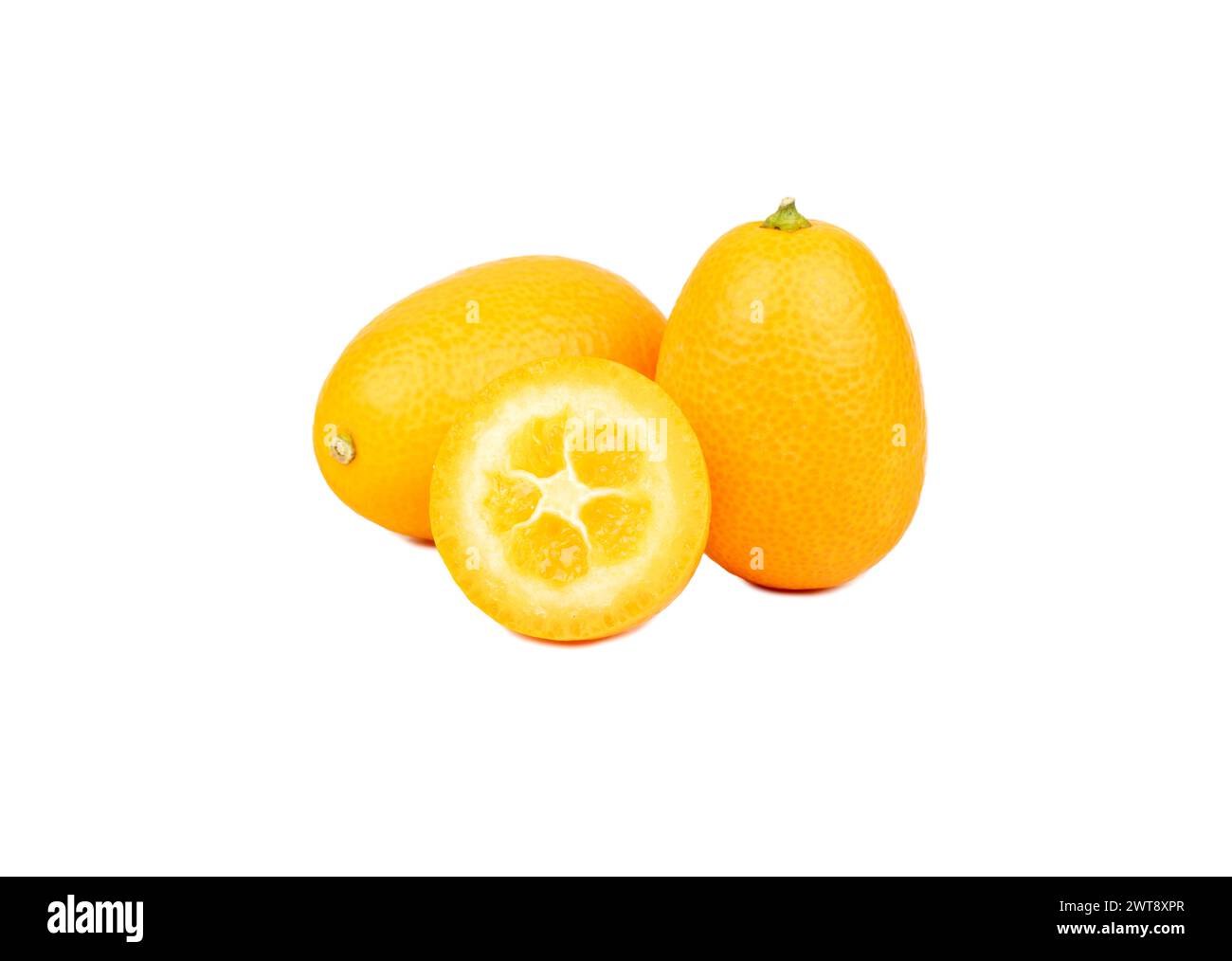 Zwei Kumquat-Früchte mit halb isoliert auf weißem Hintergrund Stockfoto