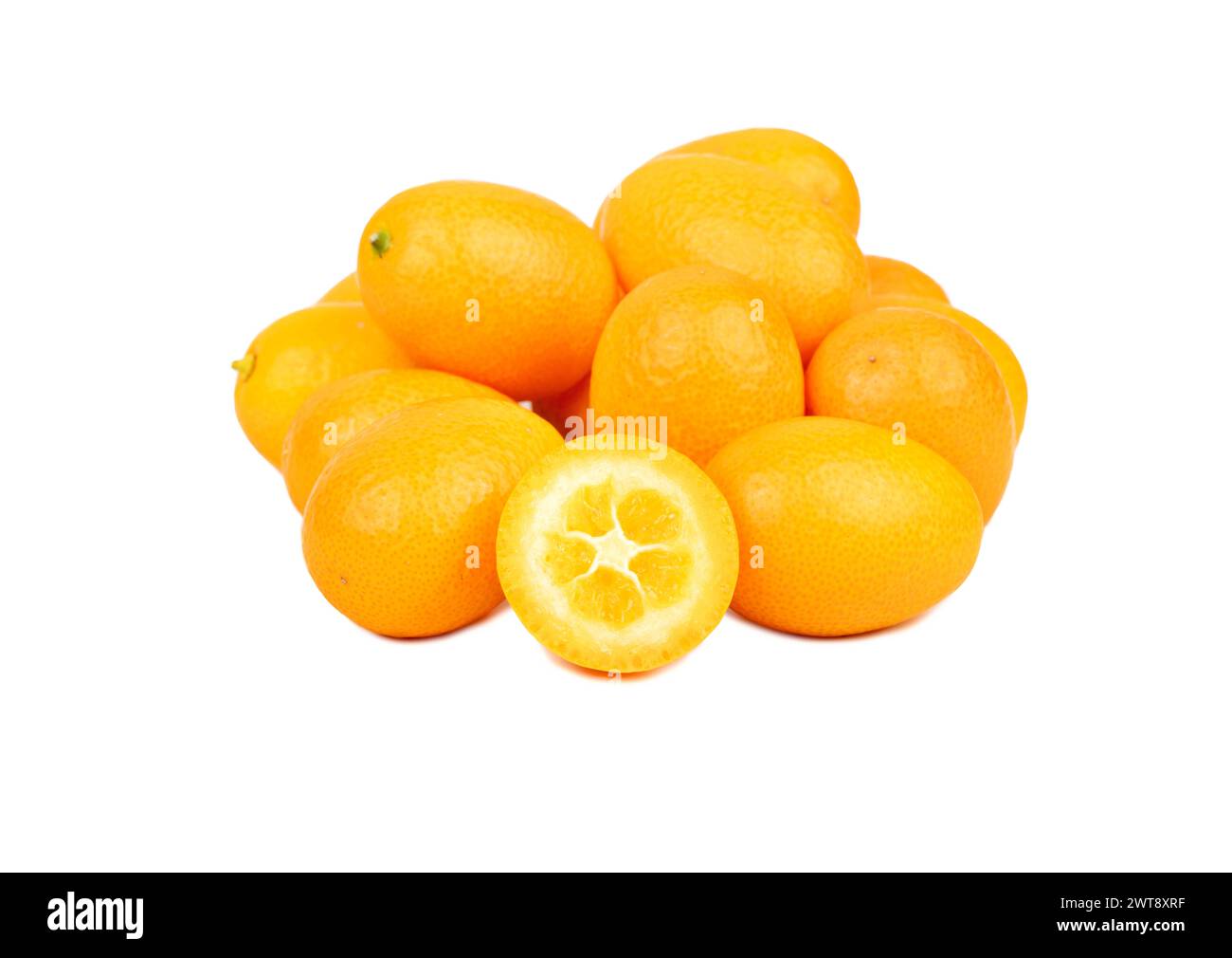 Haufen frischer Kumquat-Früchte mit halb isoliert auf weißem Hintergrund Stockfoto