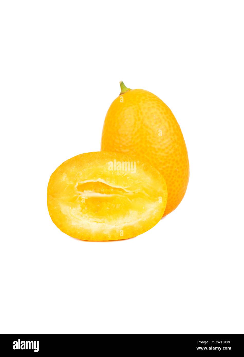 Frische Kumquatfrucht mit saftiger Hälfte isoliert auf weißem Hintergrund Stockfoto