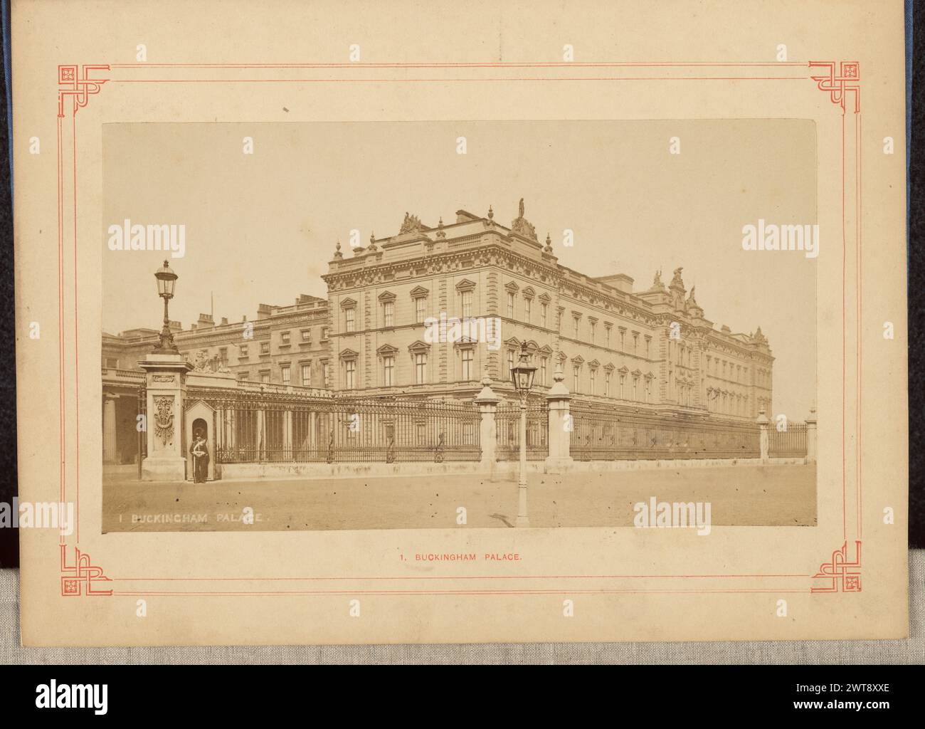 Buckingham Palace. London Stereoscopic and Photographic Company, Fotograf (gegründet 1854, aufgelöst 1922) um 1890 Ansicht der Ostfassade des Buckingham Palace, vor der Renovierung von 1913, vom Platz vor den Toren. Eine Wache steht in der Tür des Wachhauses auf der linken Seite des Bildes. (Recto, Bild) unten links, handgeschrieben im negativ: '1 BUCKINGHAM PALACE.'; (Recto, Mount) unten in der Mitte, gedruckt in roter Tinte: '1. BUCKINGHAM PALACE.'; (Verso, Mount) links unten, handgeschrieben in Bleistift: 'IB126.1' Stockfoto Buckingham Palace. London Stereoscopic and Photographic Company, Fotograf (gegründet 1854, aufgelöst 1922) um 1890 Ansicht der Ostfassade des Buckingham Palace, vor der Renovierung von 1913, vom Platz vor den Toren. Eine Wache steht in der Tür des Wachhauses auf der linken Seite des Bildes. (Recto, Bild) unten links, handgeschrieben im negativ: '1 BUCKINGHAM PALACE.'; (Recto, Mount) unten in der Mitte, gedruckt in roter Tinte: '1. BUCKINGHAM PALACE.'; (Verso, Mount) links unten, handgeschrieben in Bleistift: 'IB126.1' Stockfoto