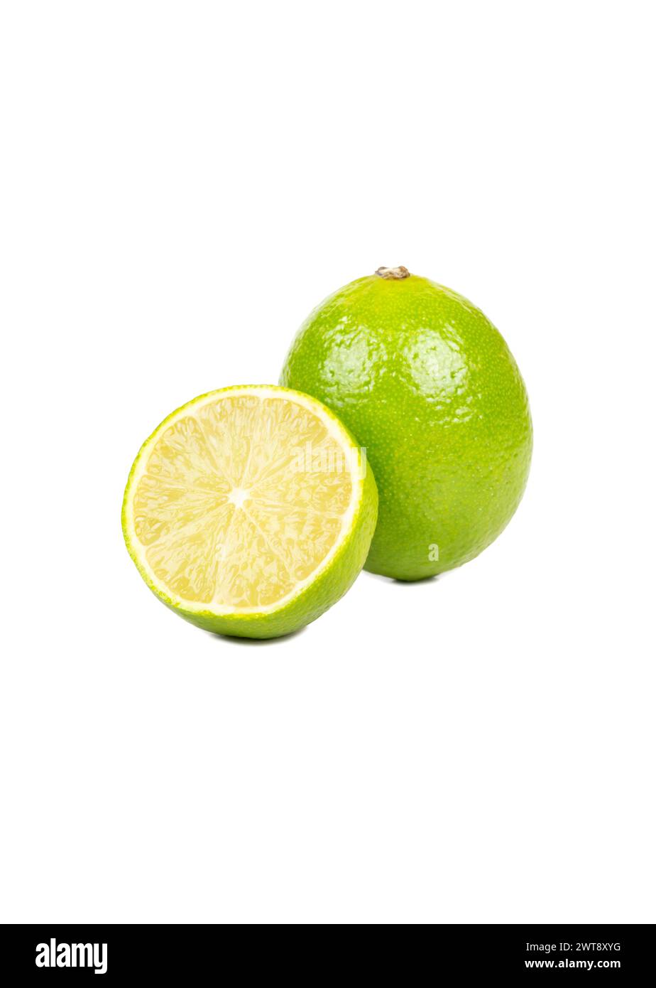 Limettenfrucht mit saftiger Hälfte isoliert auf weißem Hintergrund Stockfoto