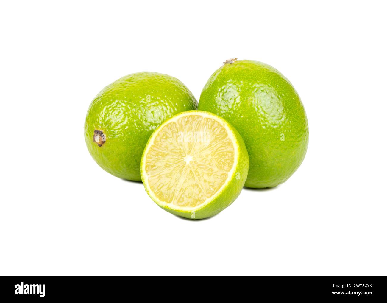 Zwei Limettenfrüchte mit halb isoliert auf weißem Hintergrund Stockfoto