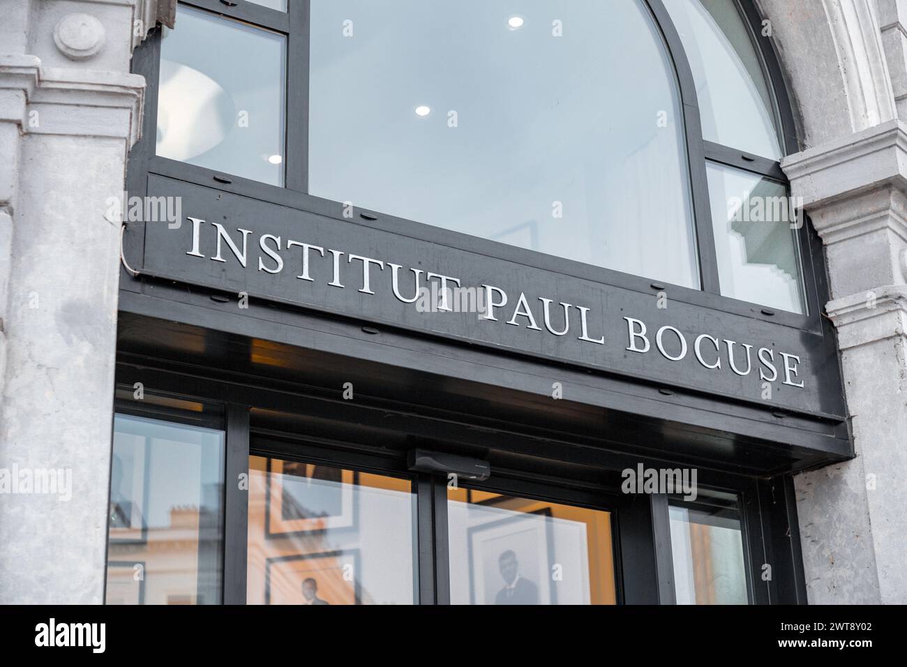 Lyon, Frankreich - 26. Januar 2022: Eingang der Paul Bocuse Insititute, einer kulinarischen Schule, die nach dem legendären Lyonnais-Koch Paul Bocuse benannt ist. Stockfoto