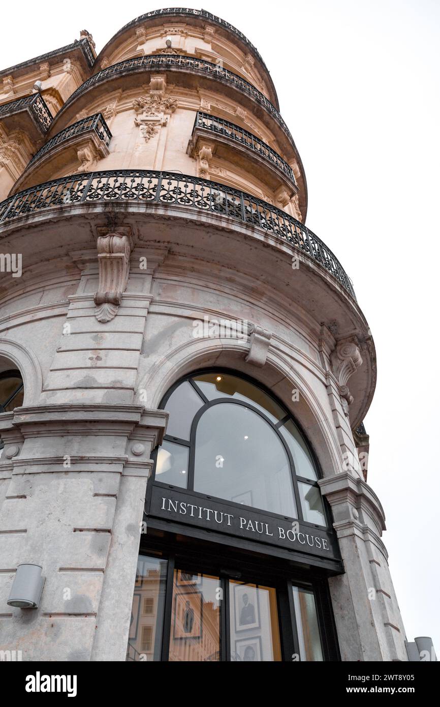 Lyon, Frankreich - 26. Januar 2022: Eingang der Paul Bocuse Insititute, einer kulinarischen Schule, die nach dem legendären Lyonnais-Koch Paul Bocuse benannt ist. Stockfoto