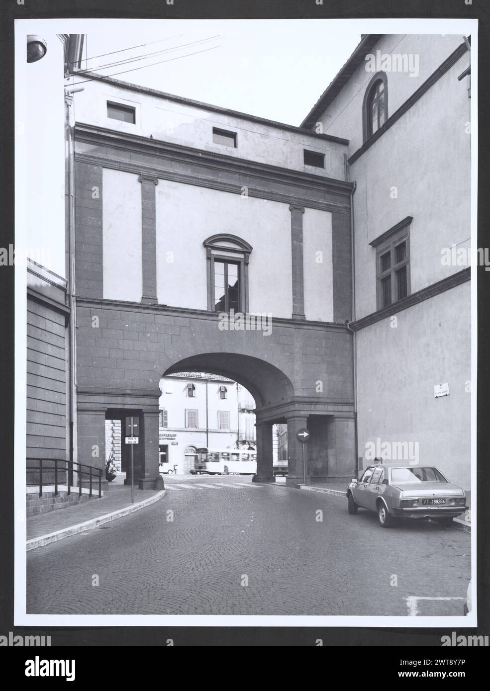 Lazio Viterbo Viterbo Palazzo del Podesta8. Hutzel, Max 1960-1990 Außenansicht des palazzo aus dem 13. Jahrhundert, renoviert, mit schlankem Turm, architektonischer Skulptur und Lünettenfresko des ehemaligen Fensters. Der in Deutschland geborene Fotograf und Gelehrte Max Hutzel (1911–1988) fotografierte in Italien von den frühen 1960er Jahren bis zu seinem Tod. Das Ergebnis dieses Projektes, von Hutzel als Foto Arte Minore bezeichnet, ist eine gründliche Dokumentation der kunsthistorischen Entwicklung in Italien bis zum 18. Jahrhundert, einschließlich der Objekte der Etrusker und Römer sowie frühmittelalterlicher, romanischer, gotischer, Renaissance und barocker monumen Stockfoto