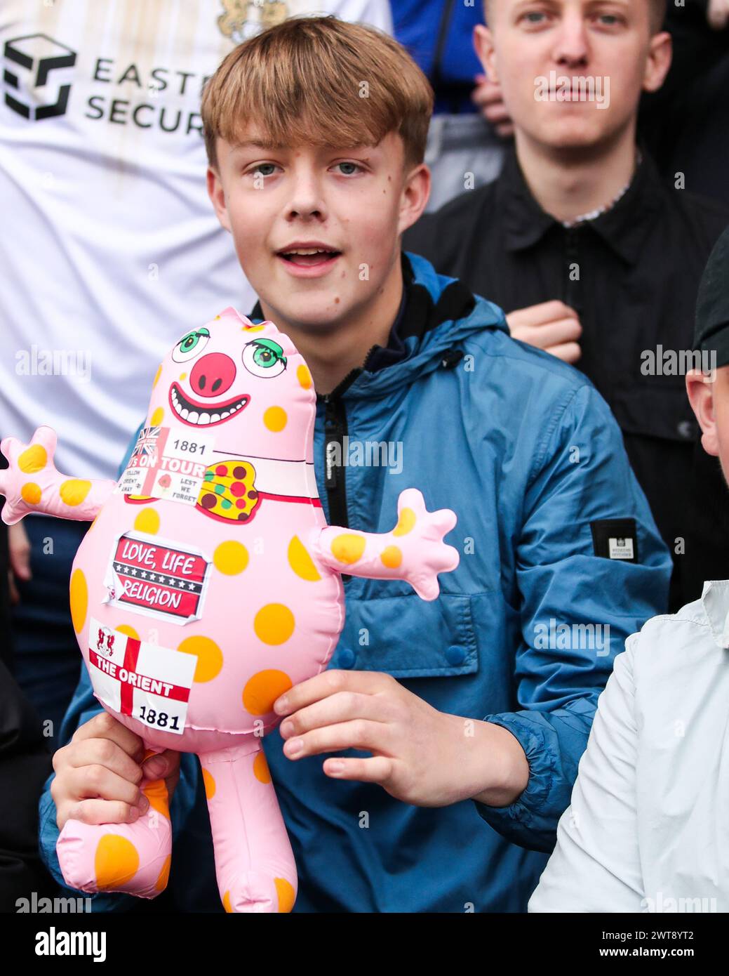 Ein Leyton Orient-Fan hält eine Mr. Blobby-Puppe während des Spiels der Sky Bet League One im Lamex Stadium Stevenage. Bilddatum: Samstag, 16. März 2024. Stockfoto