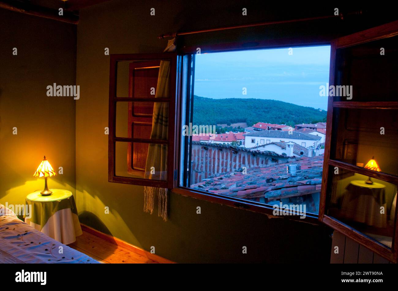 Blick auf das Dorf von einem Hotelfenster bei Sonnenaufgang. Candelario, Provinz Salamanca, Castilla Leon, Spanien. Stockfoto