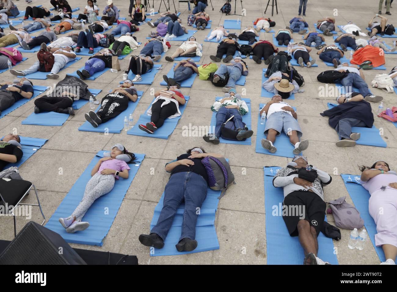 Mexiko-Stadt, Mexiko. März 2024. Menschen werden während des Massenverlustes am Weltschlaftag beobachtet, um das Bewusstsein für Blindheit zu schärfen, eine Veranstaltung, die vom Sleep and Neuroscience Center auf der Esplanade des Monuments der Revolution organisiert wird. Am 15. März 2024 in Mexiko-Stadt, Mexiko (Credit Image: © Luis Barron/eyepix via ZUMA Press Wire) NUR REDAKTIONELLE VERWENDUNG! Nicht für kommerzielle ZWECKE! Stockfoto