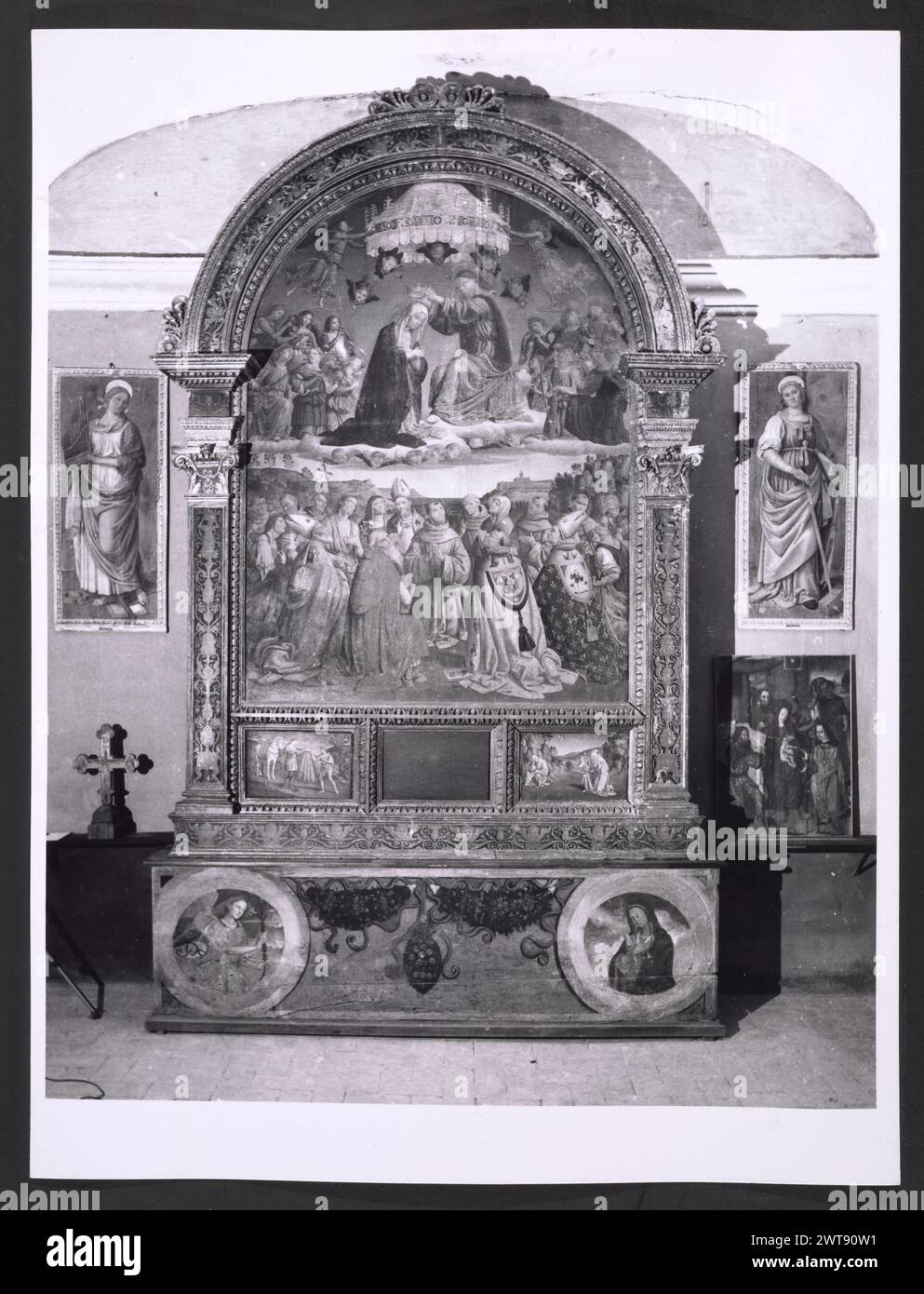 Umbria Perugia Trevi Palazzo Communale, Pinakoteca5. Hutzel, Max 1960-1990 Blick auf die Fassade des Palazzo Communale aus dem 15. Jahrhundert und die Piazza Mazzini. Blick auf die feine Sammlung umbrischer Gemälde, Skulpturen, Metallarbeiten und Deruta Maiolica in der Pinacoteca. Besonders hervorzuheben ist eine Skulpturengruppe, die ein hervorragendes Beispiel für den großen Bildhauer Cesare Aureli aus dem 19. Jahrhundert ist. Die Fotos zeigen auch die enzykolpedische Sammlung umbrischer Gemälde (14. Bis 16. Jahrhundert), die von Werken von Giovanni Spagna, Giusto di Grand und Pinturricchio hervorgehoben werden. Objektnotizen: Hutzel drehte diese Kampagne 198 Stockfoto