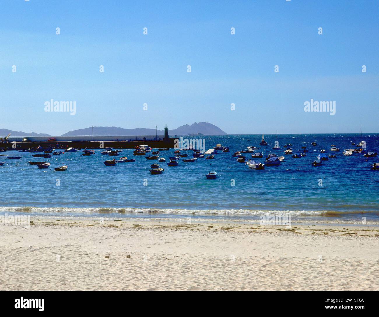 VISTA DEL PUERTO CON EMBARCACIONES Y PLAYA - FOTO AÑOS 90. Lage: AUSSEN. BAIONA/BAYONA. Pontevedra. SPANIEN. Stockfoto