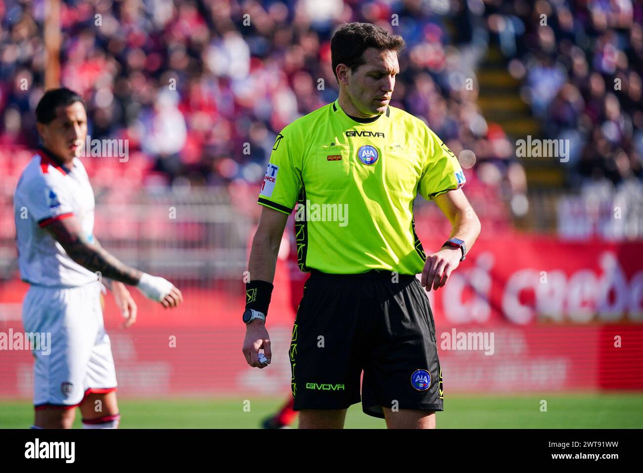 Matteo Marcenaro (Schiedsrichter) während des italienischen Meisterschaftsspiels der Serie A zwischen AC Monza und Cagliari Calcio am 16. März 2024 im U-Power Stadium in Monza, Italien - Credit: Luca Rossini/E-Mage/Alamy Live News Stockfoto