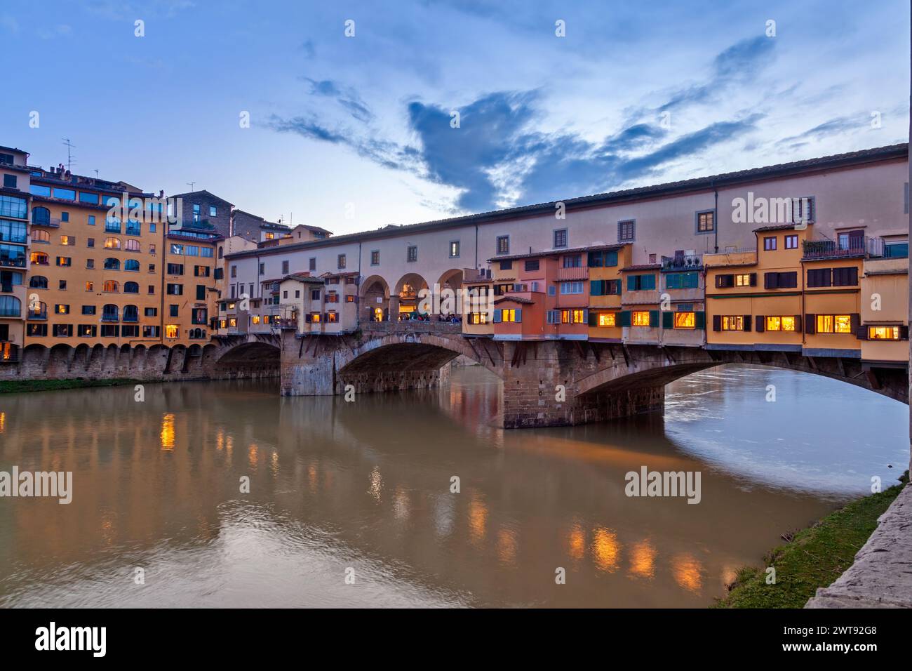 Ponte Vecchio während der blauen Stunde, die berühmteste der Brücken über den Fluss Arno in Florenz Stadt, Toskana. Es ist eine Steinbogenbrücke aus dem 16. Jahrhundert Stockfoto