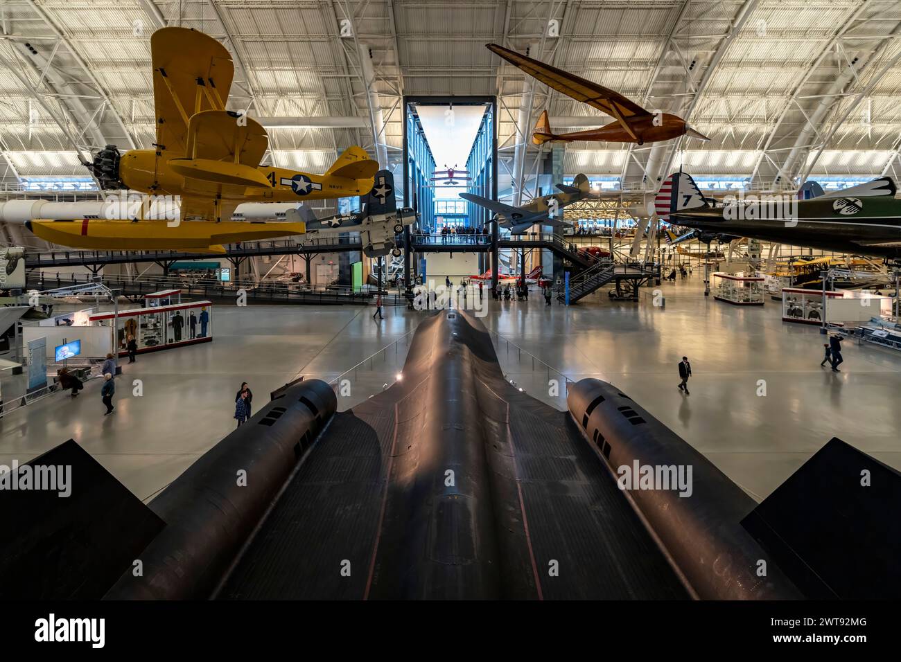 Flugzeuge am Haupteingang des National Air and Space Museum in Chantilly, Virginia. Stockfoto