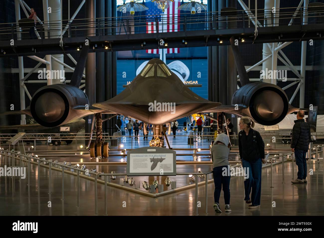 Museumsbesucher erkunden den Lockheed SR-71 Blackbird im Steven F. Udvar-Hazy Center National Air and Space Museum in Chantilly, Virginia. Stockfoto