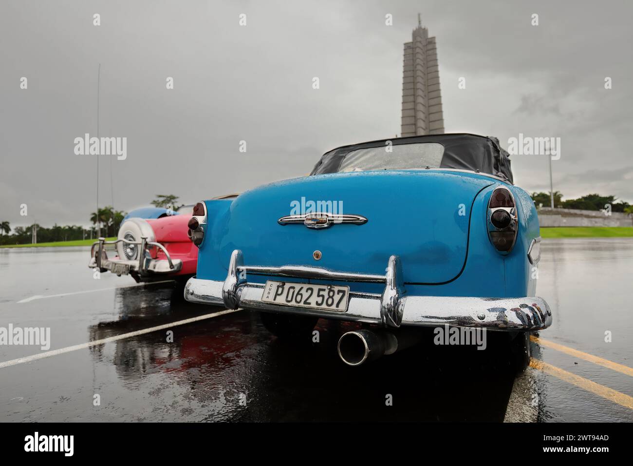 076 Klassische blau-rosa-blaue amerikanische Autos - Almendron, Yank Tank Chevrolet-Ford-Chevrolet - von 1953-56-50, geparkt auf der Plaza de la Revolucion. Havanna-Kuba Stockfoto