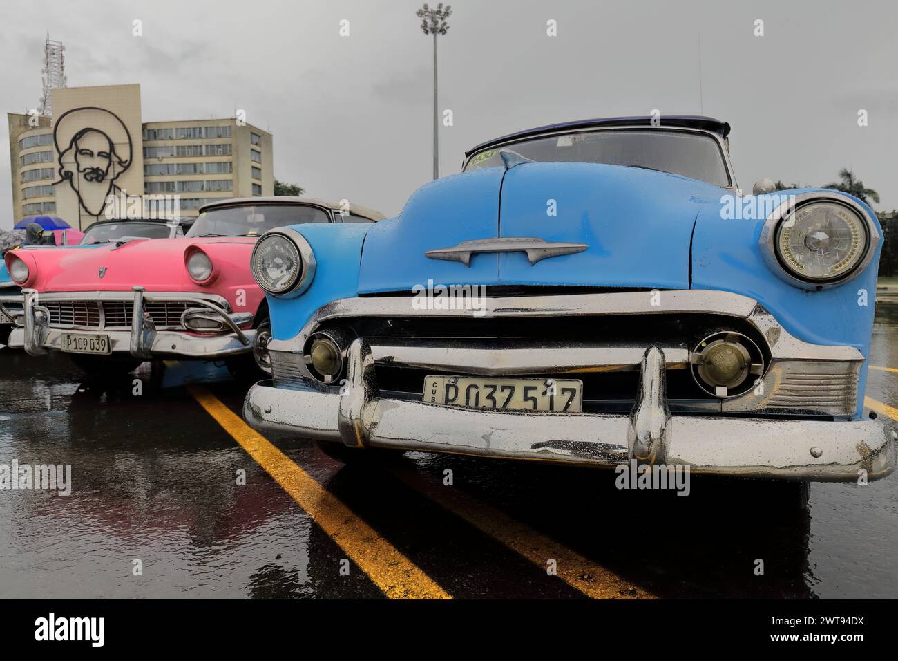 078 Klassische blau-rosa-blaue amerikanische Autos - Almendron, Yank Tank Chevrolet-Ford-Chevrolet - von 1950-56-53, geparkt auf der Plaza de la Revolucion. Havanna-Kuba Stockfoto