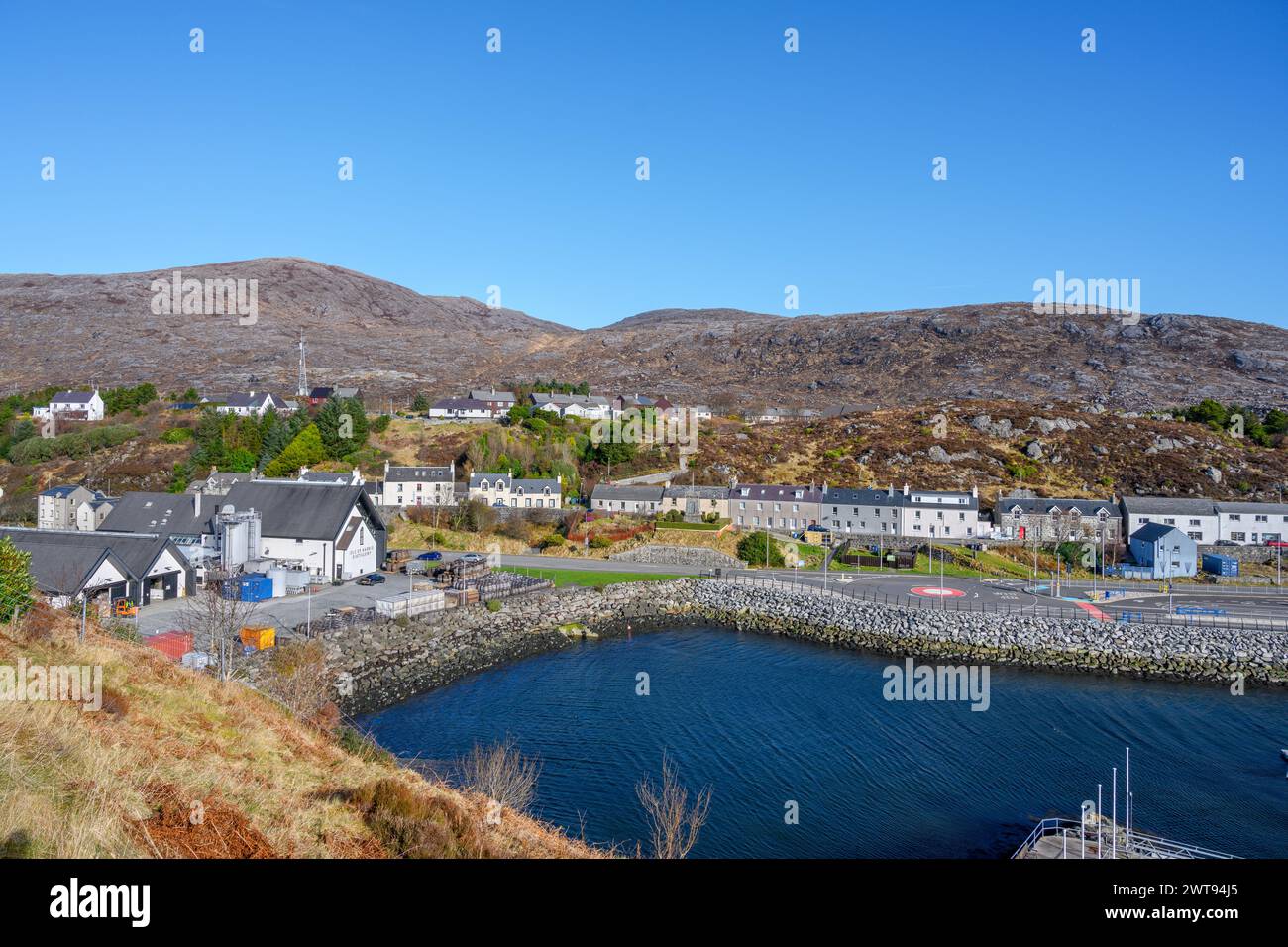 Blick auf den Hafen von Tarber und die Isle of Harris Distillery, Isle of Harris, Äußere Hebriden, Schottland, Großbritannien Stockfoto