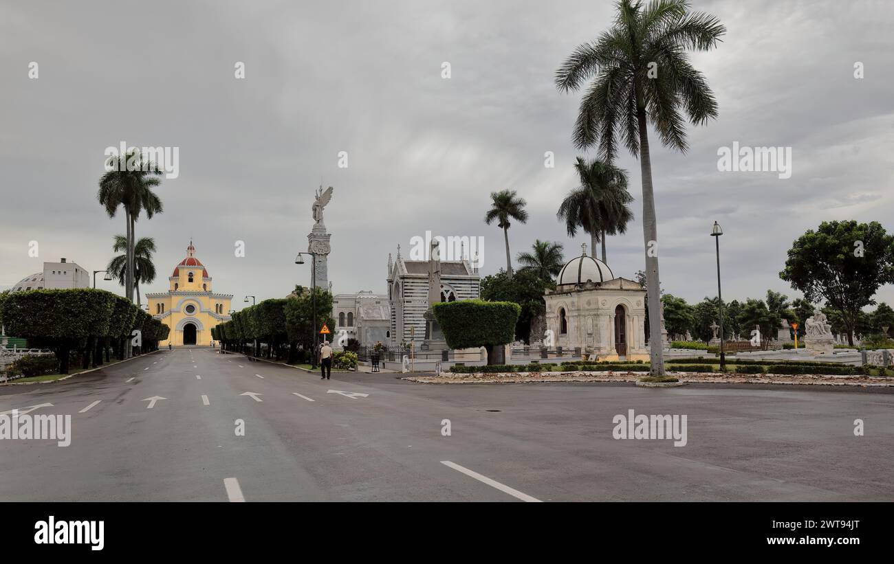 088 Pantheons auf der Westseite der Avenida Cristobal Colon Avenue, die zur Capilla Central Chapel auf dem Cementerio de Colon Cemetery führt. Havanna-Kuba. Stockfoto