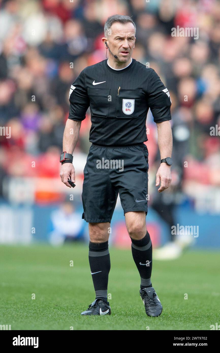 Schiedsrichter Keith Stroud während des Sky Bet Championship Matches zwischen Middlesbrough und Blackburn Rovers im Riverside Stadium, Middlesbrough am Samstag, den 16. März 2024. (Foto: Trevor Wilkinson | MI News) Credit: MI News & Sport /Alamy Live News Stockfoto