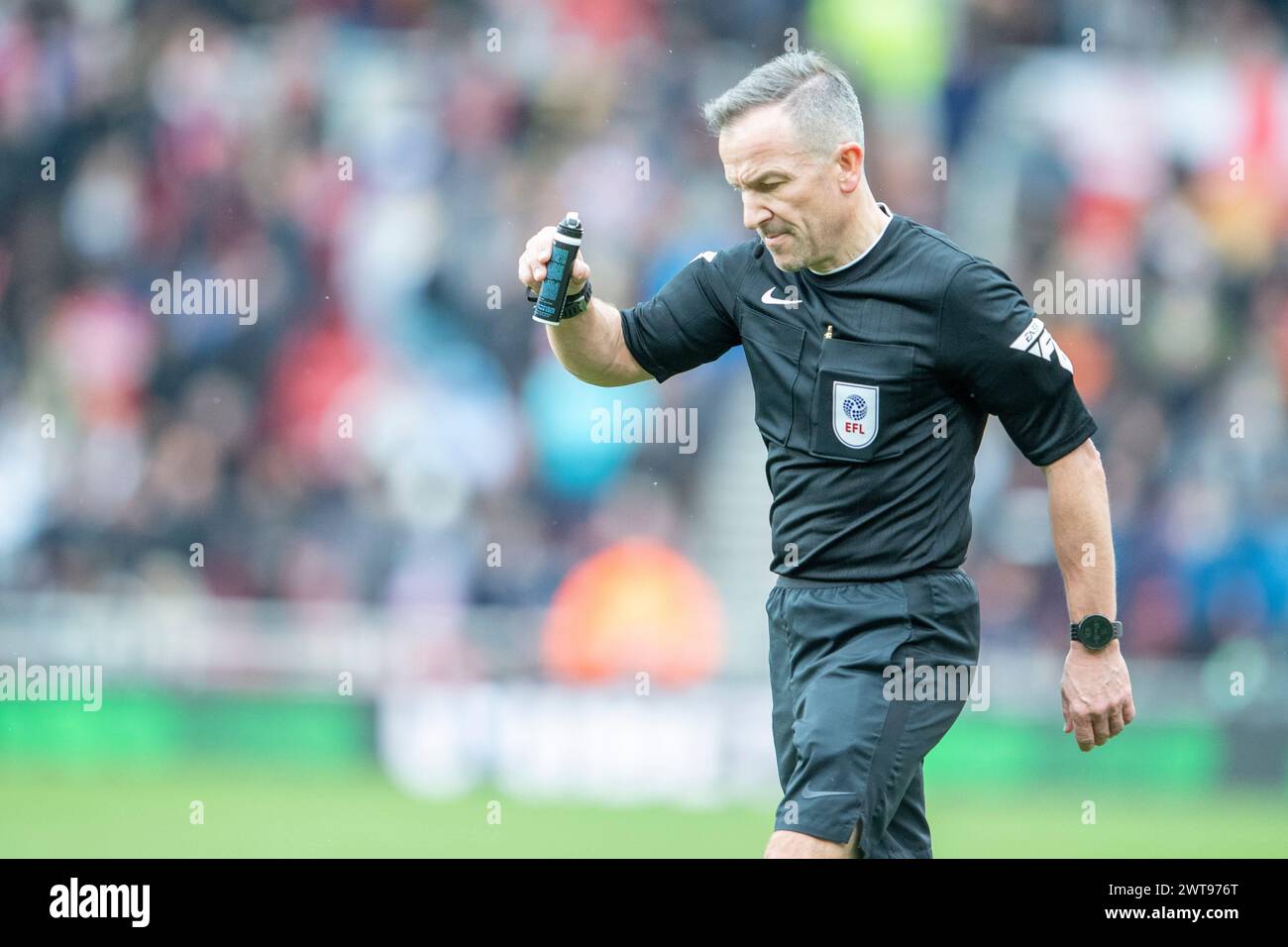 Schiedsrichter Keith Stroud während des Sky Bet Championship Matches zwischen Middlesbrough und Blackburn Rovers im Riverside Stadium, Middlesbrough am Samstag, den 16. März 2024. (Foto: Trevor Wilkinson | MI News) Credit: MI News & Sport /Alamy Live News Stockfoto