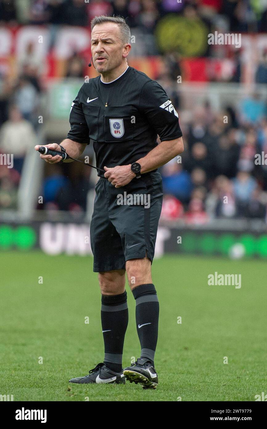 Schiedsrichter Keith Stroud während des Sky Bet Championship Matches zwischen Middlesbrough und Blackburn Rovers im Riverside Stadium, Middlesbrough am Samstag, den 16. März 2024. (Foto: Trevor Wilkinson | MI News) Credit: MI News & Sport /Alamy Live News Stockfoto