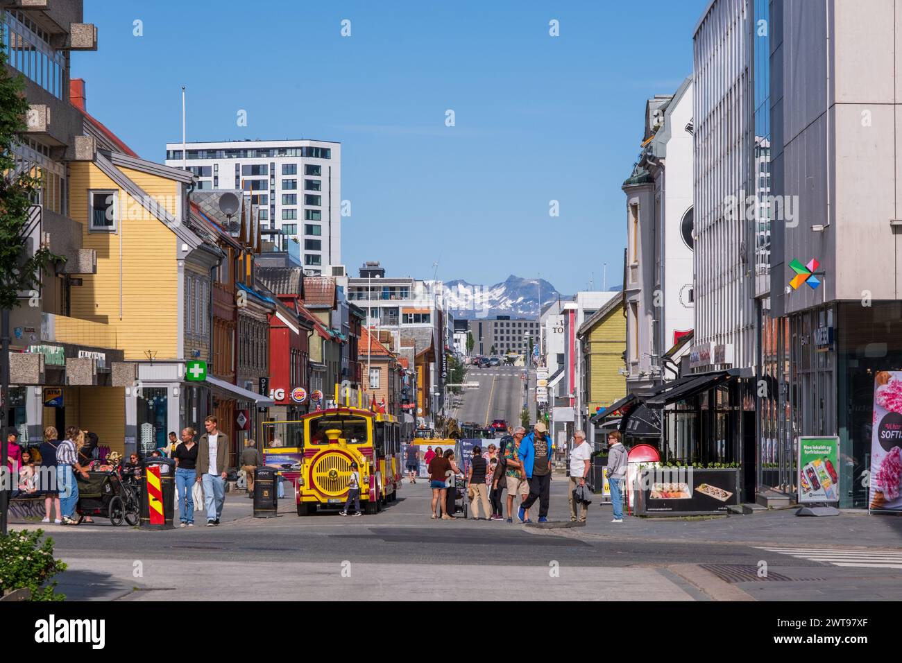 Tromso, Norwegen - 16. Juli 2023 : Menschen in der Storgata-Straße Stockfoto