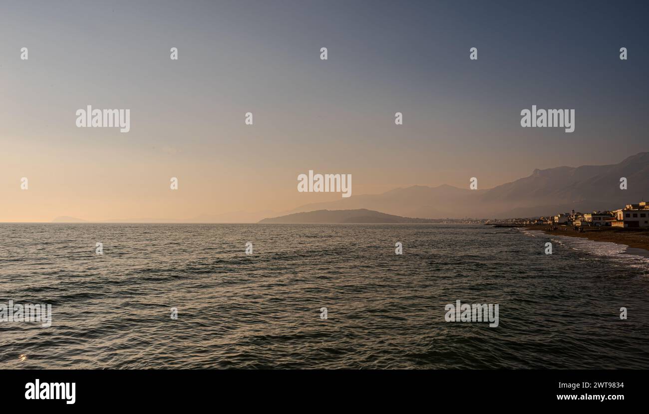 Marina di Minturno, Latium, Italien. Das Meer im Winter Stockfoto