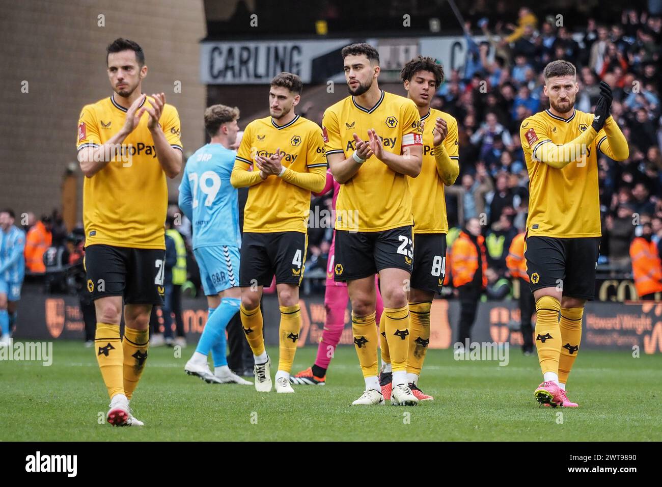 Wolverhampton, Großbritannien. März 2024. Wolverhampton, England, 16. März 2024: Wölfe-Spieler applaudieren die Fans des FA Cup-Spiels zwischen Wolverhampton Wanderers und Coventry City im Molineux-Stadion in Wolverhampton, England (Natalie Mincher/SPP) Credit: SPP Sport Press Photo. /Alamy Live News Stockfoto