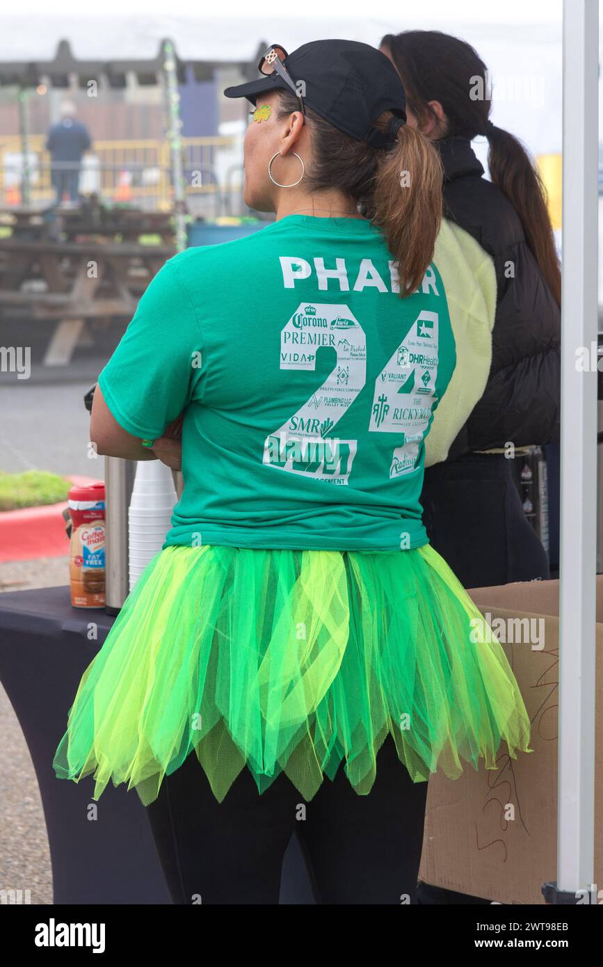 Frau in Grün für St. Patrick's Day in der Pharr St. Patrick's Day 5 km Run & Walk, Pharr, Hidalgo County, Texas, USA. Stockfoto