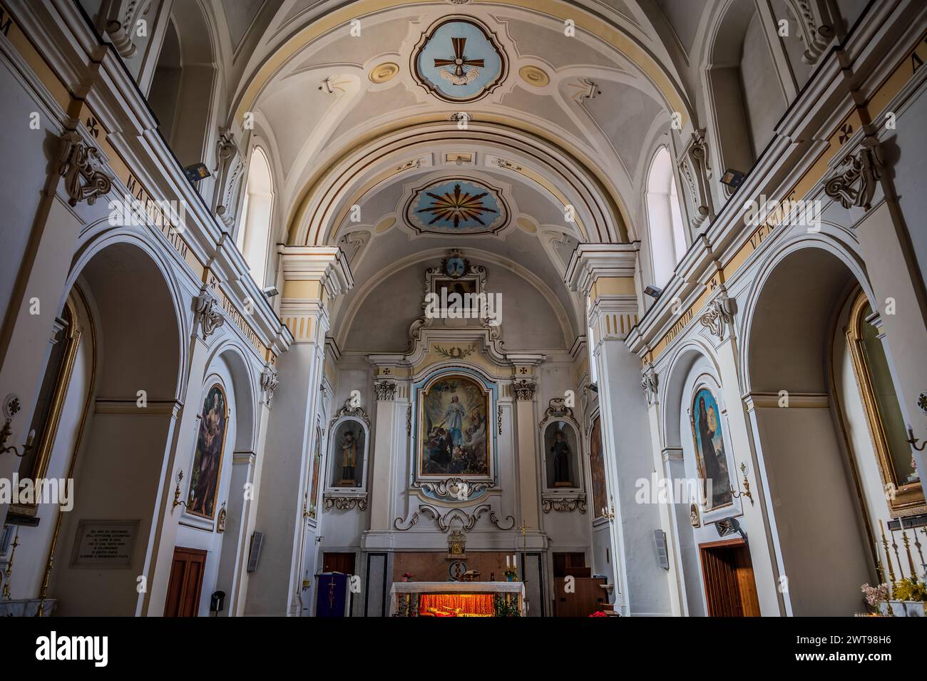 Sehr alte Kirche, die dem Schutzpatron der Stadt gewidmet ist, stammt sicherlich aus der zweiten Hälfte des 9. Jahrhunderts. Unter dem Altar, in einem u Stockfoto