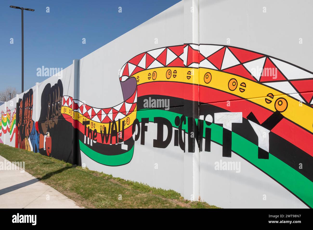 Detroit, Michigan - Detail eines Wandgemäldes, das sich über mehrere Blocks erstreckt, von dem Künstler Hubert Massey. Das Wandbild ist auf der Schallschutzwand um die herum gemalt Stockfoto