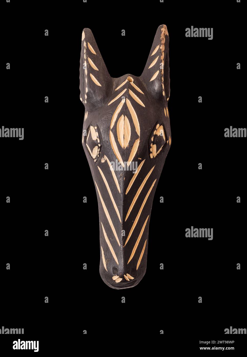Afrikanische Zebraholzmasken-Schnitzerei isoliert auf Schwarz Stockfoto
