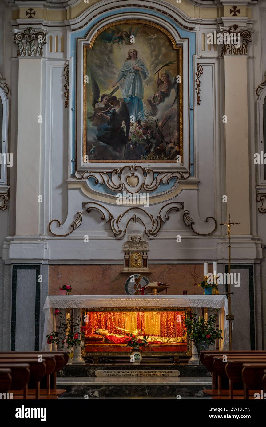 Sehr alte Kirche, die dem Schutzpatron der Stadt gewidmet ist, stammt sicherlich aus der zweiten Hälfte des 9. Jahrhunderts. Unter dem Altar, in einem u Stockfoto