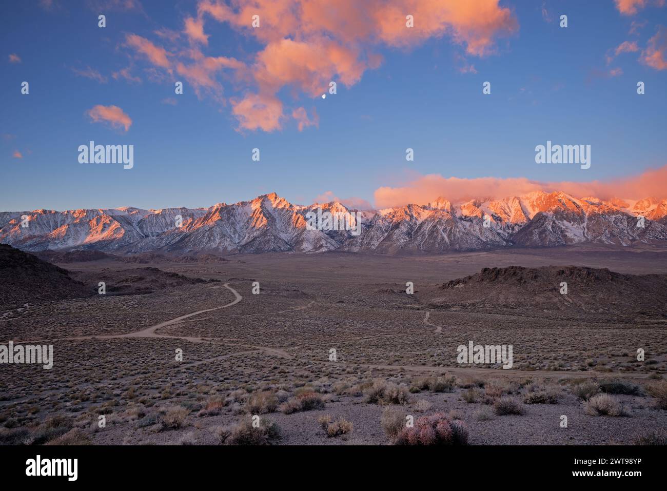 Hish Sierra Sonnenaufgang von den Alabama Hills mit Lone Pine Peak und Wolken über den Bergen Stockfoto