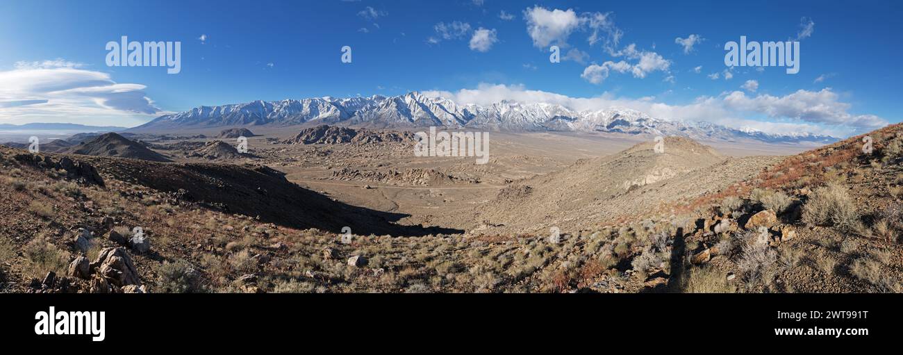 Panorama mit Blick über die Alabama Hills bis zu den High Sierra Nevada Mountains im Osten Kaliforniens in der Nähe von Lone Pine Stockfoto