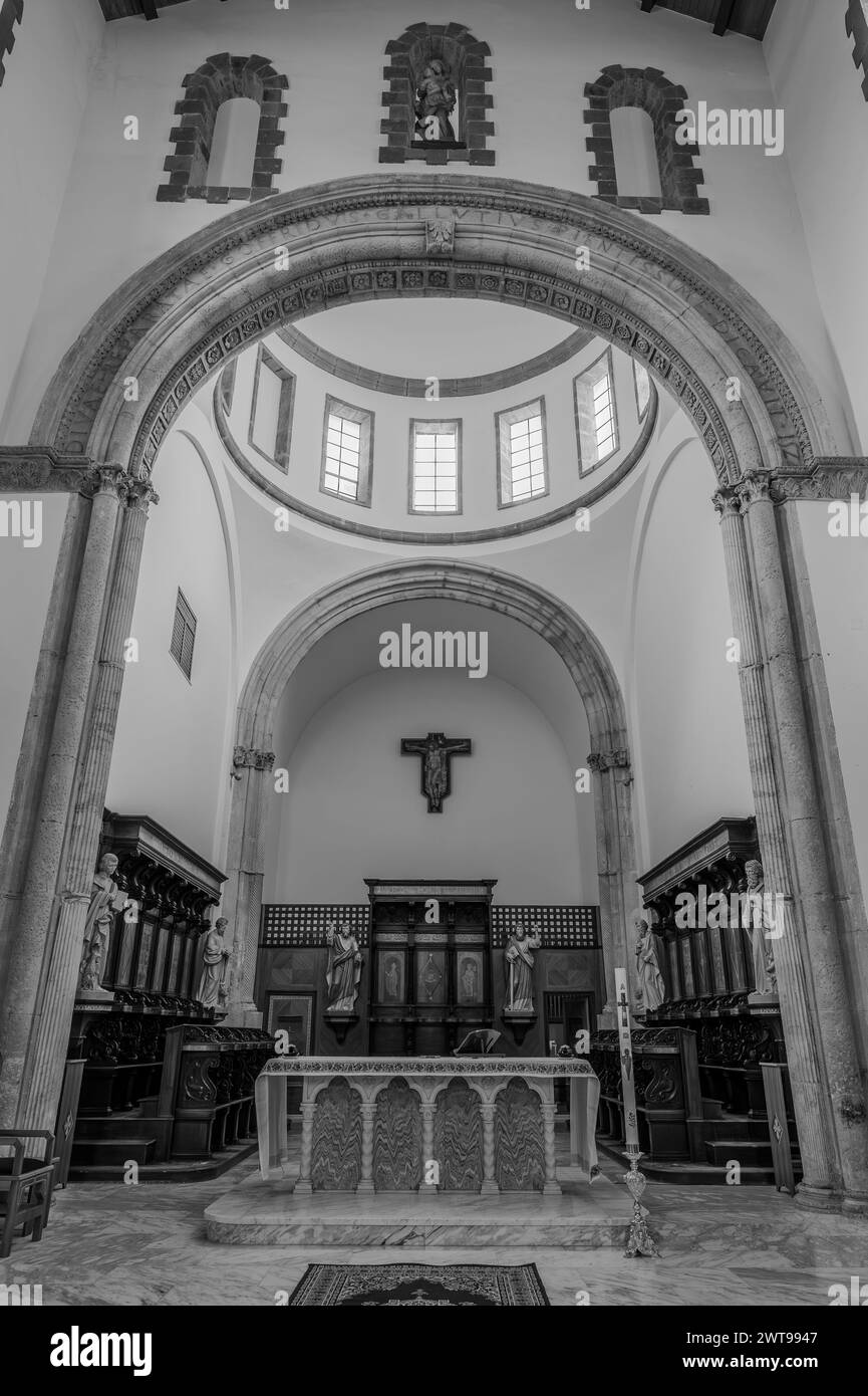 Die Kathedrale von San Clemente ist der wichtigste Ort der Anbetung in der Stadt Teano, in Kampanien, und der Sitz der Diözese Teano-Calvi Stockfoto