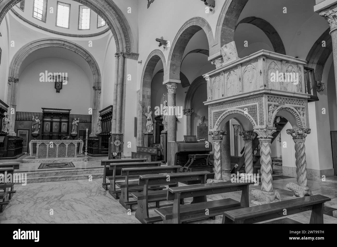 Die Kathedrale von San Clemente ist der wichtigste Ort der Anbetung in der Stadt Teano, in Kampanien, und der Sitz der Diözese Teano-Calvi Stockfoto