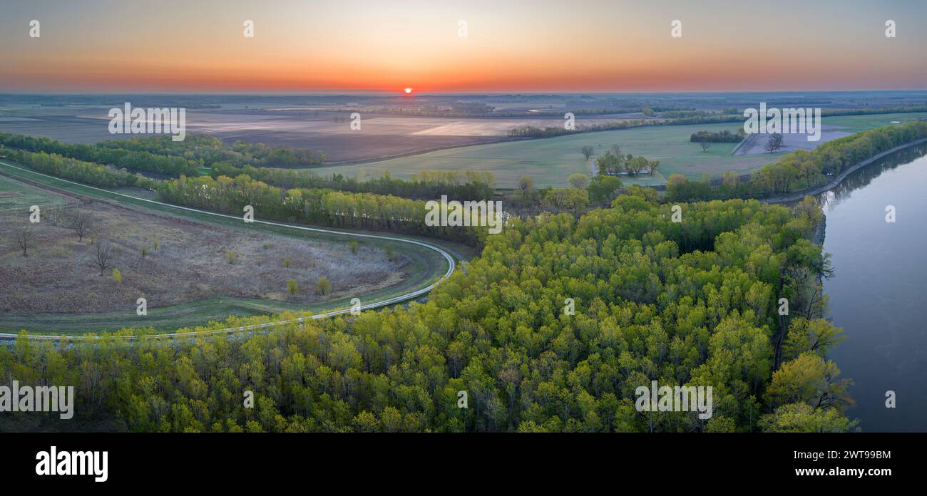 Sonnenaufgang im Frühling über dem Missouri River und Chariton River bei Dalton Bottoms - aus der Vogelperspektive Stockfoto