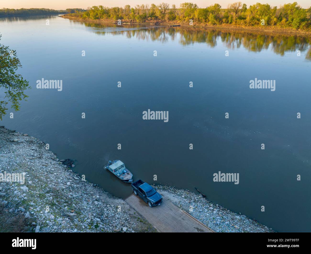 Angeln mit dem Boot an einer Rampe - Sonnenaufgang aus der Vogelperspektive auf den Missouri River am Dalton Bottom Stockfoto