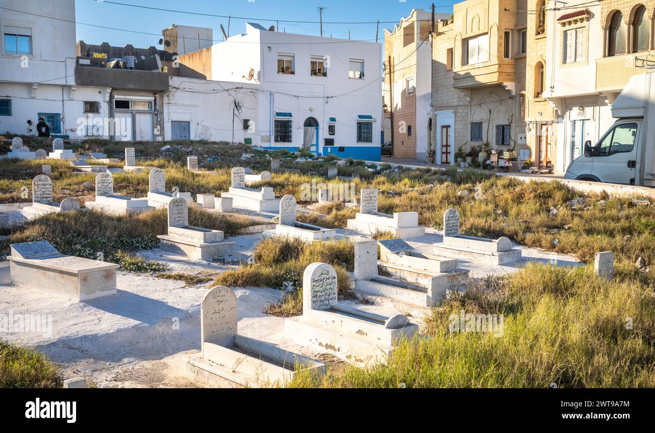 Muslimische Gräber am Mittelmeer auf dem alten Mahdia Maritime Cemetery in Mahdia, Tunesien. Stockfoto