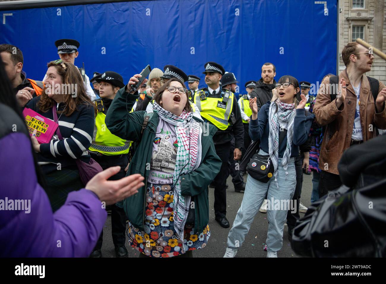 Am Ende des „Stop the Hate“-marsches in Whitehall, bei dem noch immer Protestmusik gespielt wurde, erklärte die Polizei die Zeit des Protests für vorbei und zog in den Musikwagen, um das Ende zu signalisieren Die Veranstaltung endete mit der Festnahme von zwei Personen und einer kleinen Gruppe von Demonstranten, die weitere 45 Minuten blieben und sich gegen Polizeiaktionen ausgesprochen hatten. Quelle: Sinai Noor/Alamy Live News Stockfoto