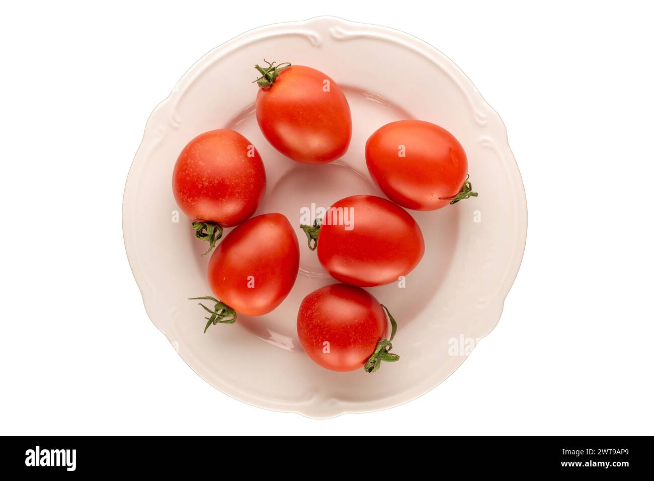 Mehrere Cocktailtomaten auf einer weißen Keramikplatte auf weißem Hintergrund, Makro, Draufsicht. Stockfoto