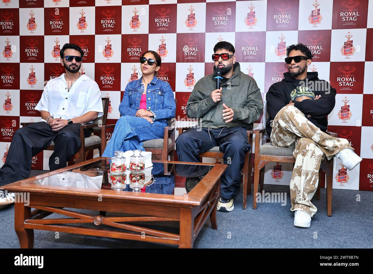 Die Sänger Ali Merchant und Neeti Mohan begleiten die Rapper Badshah und Dino James auf der Pressekonferenz des Royal Stag Boombox Music Festivals von Seagram am 16. März 2024 in Jaipur, Rajasthan, Indien. (Foto von Vishal Bhatnagar/NurPhoto)0 Credit: NurPhoto SRL/Alamy Live News Stockfoto