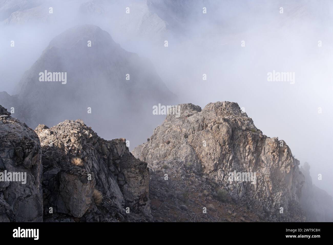 Geheimnisvolle Berge blicken aus den Wolken in der Arrow Canyon Range in Nevada Stockfoto