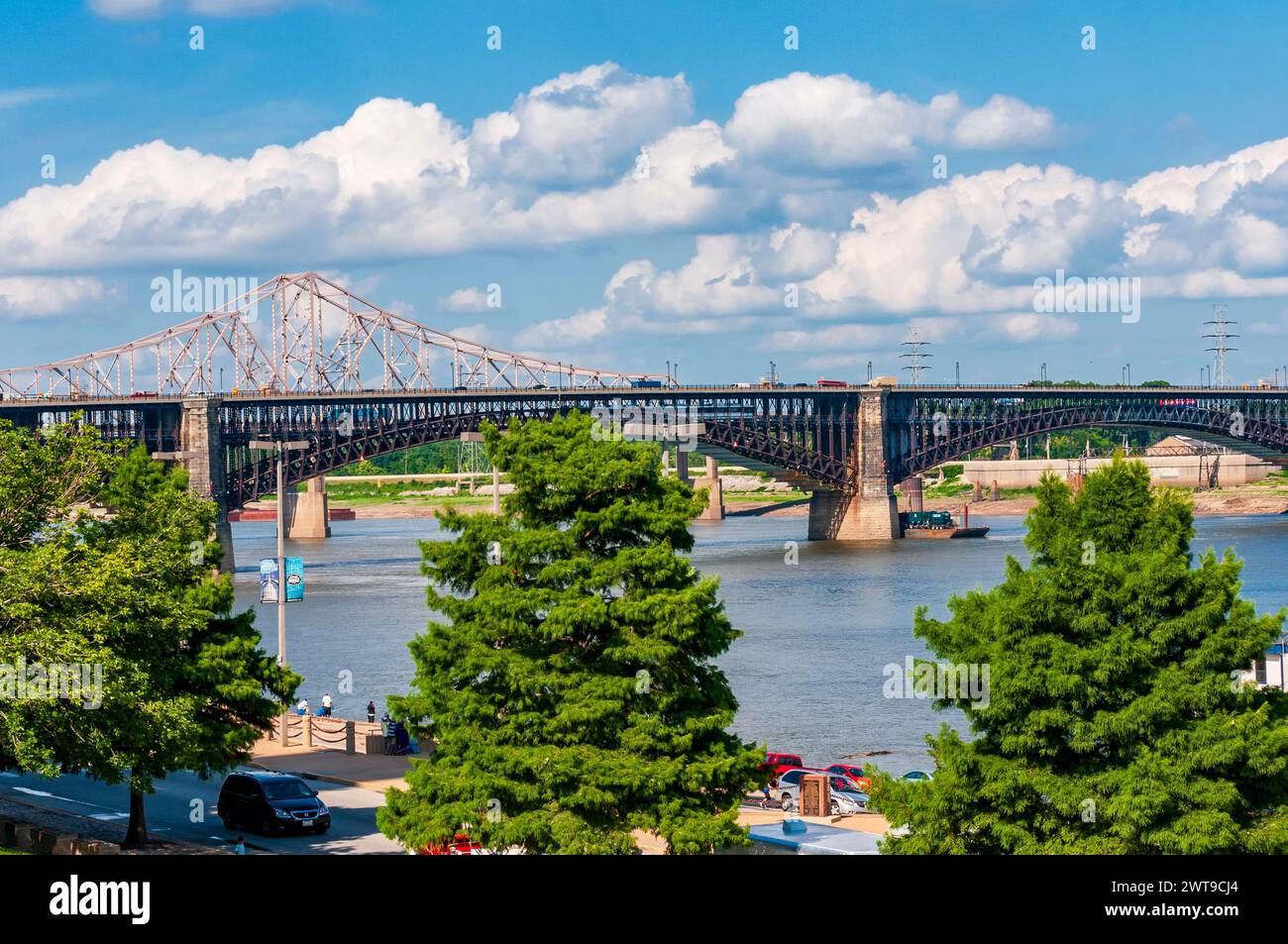 Gateway Arch steht am Mississippi River in St. Louis Missouri Stockfoto