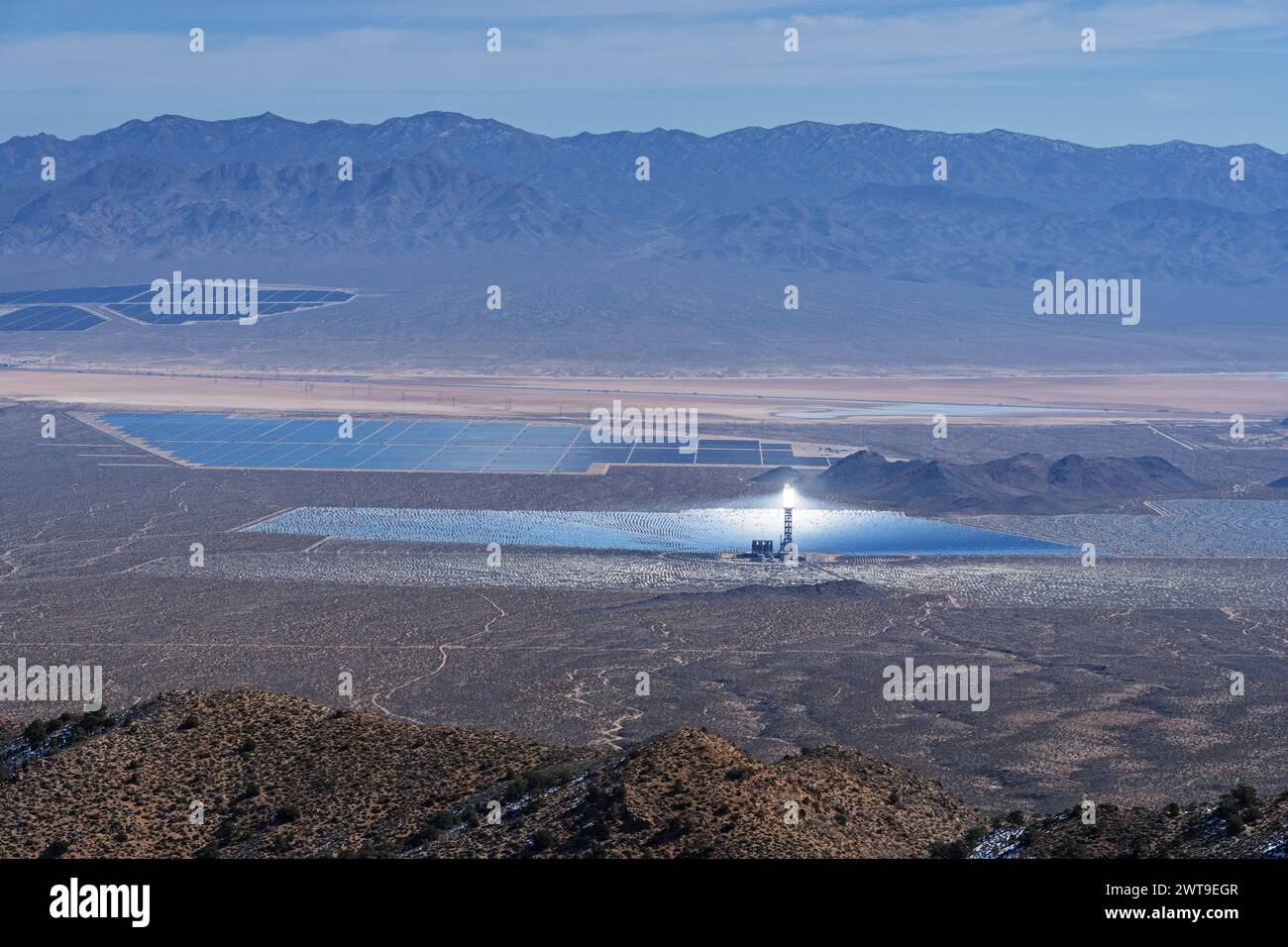 Thermische und photovoltaische Solarkraftwerke in der Mojave-Wüste bei Ivanpah und Primm Stockfoto