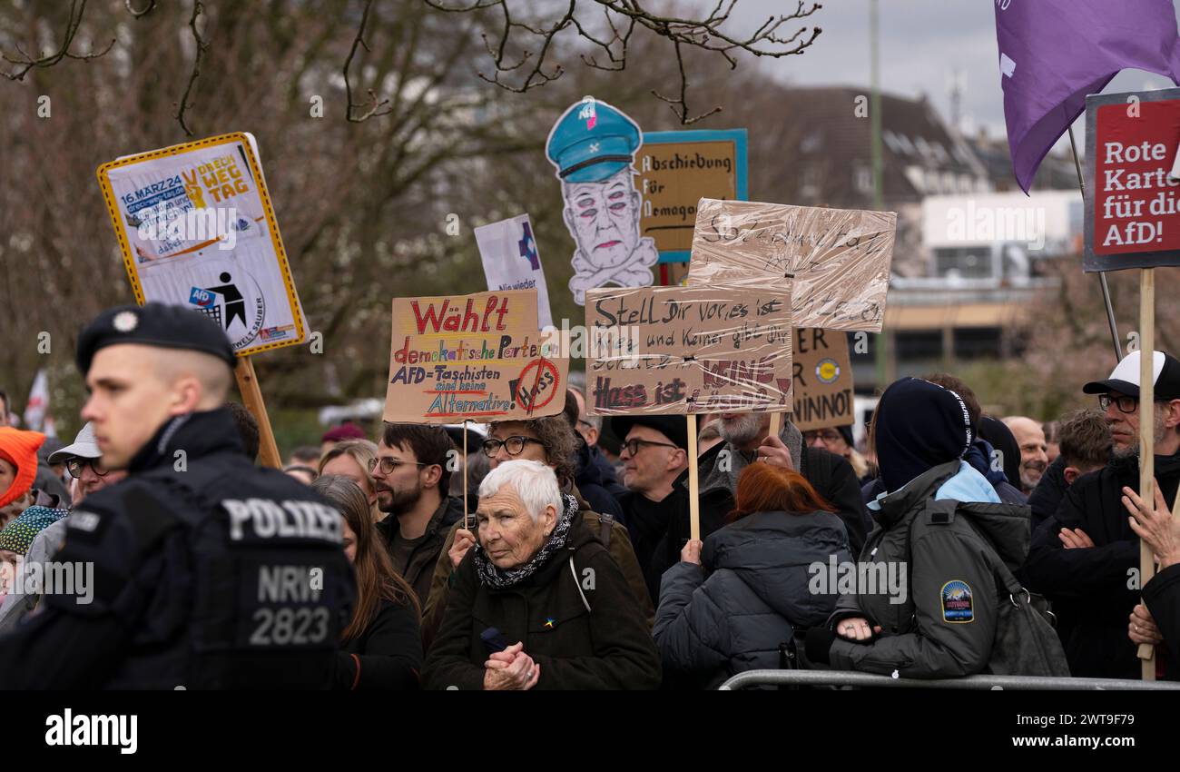 AFD Demonstration und Gegendemo im Düsseldorfer Zooviertel das Bündnis Düsseldorf stellt sich quer mobilisiert in Düsseldorf zu einer Demonstration gegen eine Kundgebung der AfD. 100 Anhänger der AfD gegen die geplante Errichtung einer Flüchtlingsunterkunft in der Nähe des Zooviertels. Nach Angaben der Polizei beteiligte sich rund 1,000 Menschen an der Gegendemonstration. Düsseldorf Deutschland Nordrhein-Westfalen / NRW *** AFD-Demonstration und Gegendemonstration im Düsseldorfer Zooviertel die Allianz Düsseldorf stellt sich quer in Düsseldorf mobilisiert Stockfoto