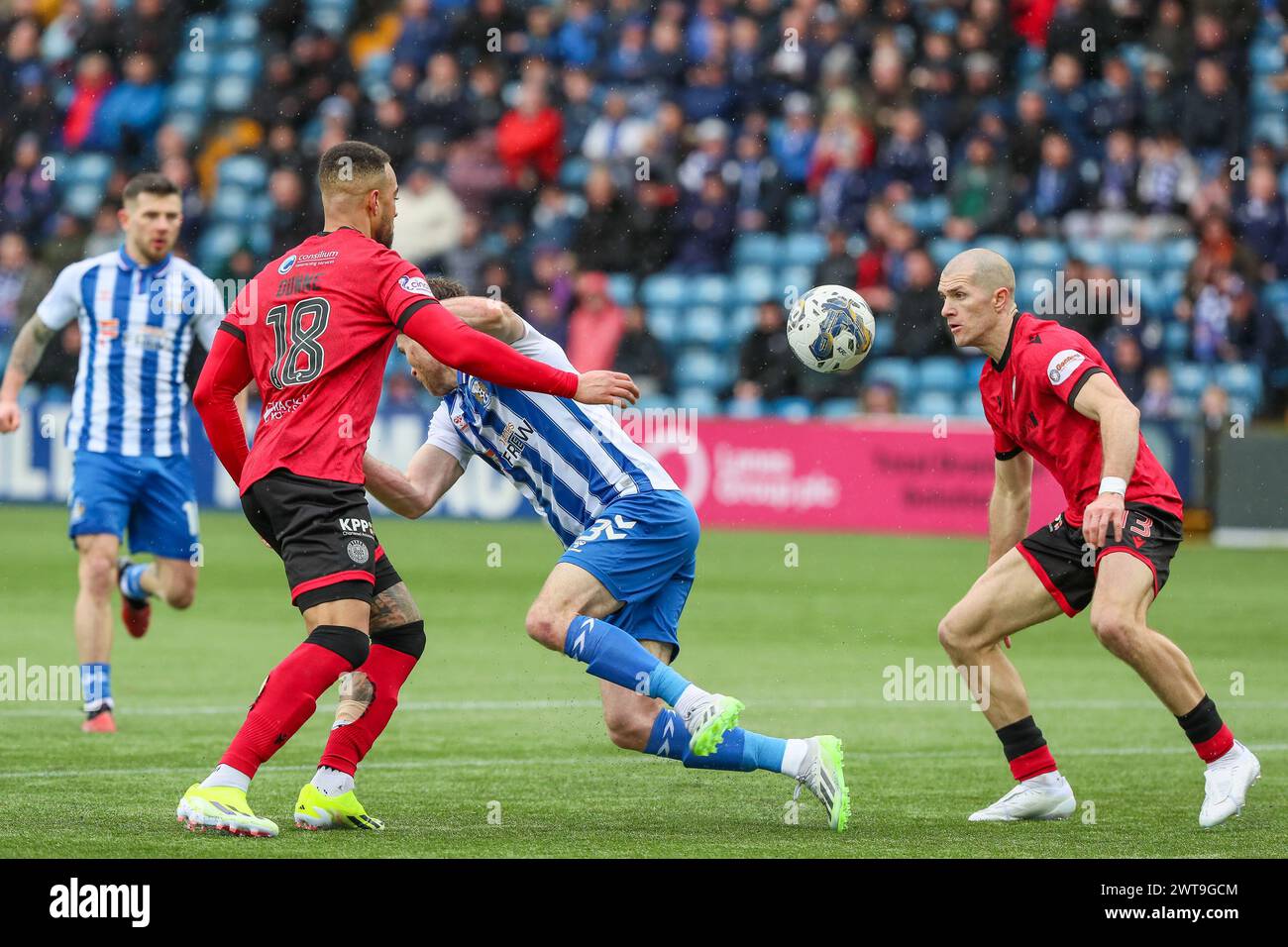 Kilmarnock, Großbritannien. März 2024. Kilmarnock FC spielte bei einem wichtigen Spiel der schottischen Premiership in Rugby Park, Kilmarnock, Ayrshire, Schottland. Das Finale war Kilmarnock 5 - 2 St Mirren. Die Torschützen für Kilmarnock waren Kyle Vassell (Kilmarnock 9) 61 Minuten und 73 Minuten, Daniel Armstrong (Kilmarnock 11) 65 Minuten, Elfmeter, Marley Watkins (Kilmarnock 23) 68 Minuten und Daniel Watson (Kilmarnock 12) 79 Minuten. Die Torschützen für St. Mirren waren Charles Dunne (St. Mirren 18) 20 Minuten und Mikael Mandron (St. Mirren 9) 39 Minuten. Quelle: Findlay/Alamy Live News Stockfoto