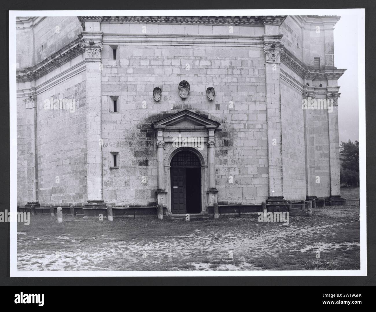 Marches Macerata Visso Santuario di Macereto. Hutzel, Max 1960-1990 Außenaufnahmen des Tempels und anderer Gebäude im Heiligtum-Komplex. Der Tempel ist im Stil von Bramante gehalten, wurde aber von Giovanni Battista da Lugano entworfen. Es gibt viele Fotos der äußeren architektonischen Details. Innenfotos zeigen den Gewölbe und die Kuppel sowie den „Tempietto“ oder Baldacchino im klassischen Stil, der unter der Kuppel steht. Objektnotizen: Hutzel Foto Kampagnennotizen sind undatiert. Der in Deutschland geborene Fotograf und Gelehrte Max Hutzel (1911–1988) fotografierte in Italien von den frühen 1960er Jahren bis zu seinem Tod Stockfoto