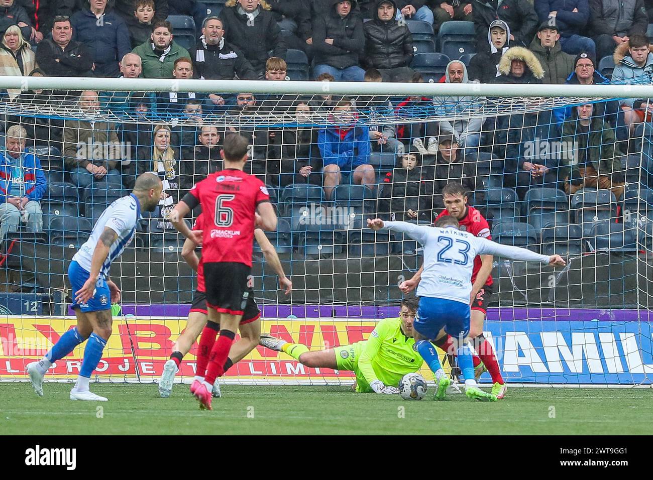 Kilmarnock, Großbritannien. März 2024. Kilmarnock FC spielte bei einem wichtigen Spiel der schottischen Premiership in Rugby Park, Kilmarnock, Ayrshire, Schottland. Das Finale war Kilmarnock 5 - 2 St Mirren. Die Torschützen für Kilmarnock waren Kyle Vassell (Kilmarnock 9) 61 Minuten und 73 Minuten, Daniel Armstrong (Kilmarnock 11) 65 Minuten, Elfmeter, Marley Watkins (Kilmarnock 23) 68 Minuten und Daniel Watson (Kilmarnock 12) 79 Minuten. Die Torschützen für St. Mirren waren Charles Dunne (St. Mirren 18) 20 Minuten und Mikael Mandron (St. Mirren 9) 39 Minuten. Quelle: Findlay/Alamy Live News Stockfoto